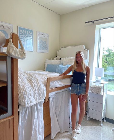 Fsu Dorm Room Ideas, Simple College Dorm Room Ideas, Form Room Ideas, Costal Cowgirl Dorm, Uconn Dorm, Dorm Rooms Aesthetic, Cofc Dorm, Bama Dorm, Coastal Dorm Room