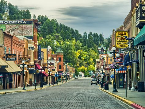 The 50 Most Beautiful Small Towns in America Photos | Architectural Digest Midwest Vacations, Small Town Living, Small Towns Usa, Small Town America, Small Town Life, Build Wealth, Mountain Town, Coastal Towns, North Dakota