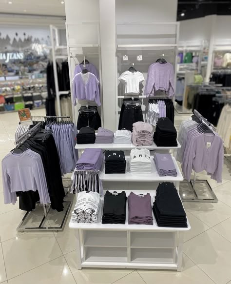 Retail Store Set Up, Clothing Visual Merchandising, Visual Merchandising Aesthetic, Visual Merchandising Displays Clothing, Table Merchandising, White Black Room, Visual Merchandising Display Fashion, Fashion Store Display, Clothing Boutique Decor