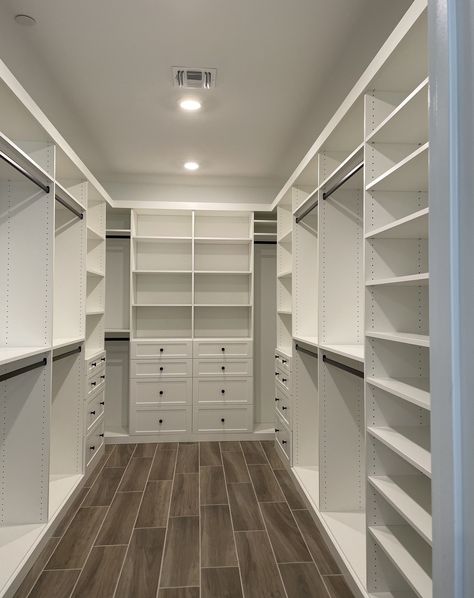 Walkin Closets Design, Diy Walk In Closet, Organizing Walk In Closet, Master Closet Design, House Closet, Closet Planning, Walking Closet, Dream Closet Design, Walk In Closet Design