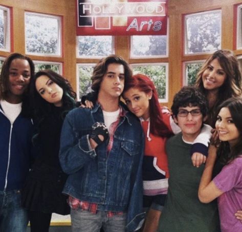 Victorious Show, Disney Channel Aesthetic, Victorious Cat, Victorious Nickelodeon, Tv Nostalgia, Hollywood Arts, Icarly And Victorious, Beck Oliver, Victorious Cast