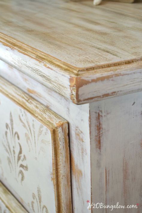 This white and gold distressed damask dresser has a subtle vintage look was easy to make. I share my simple tutorial to copy this look on any wood surface. Stencil Dresser, Distressed Dresser, Damask Decor, Diy Daybed, Gold Furniture, Brown Furniture, Distressed Furniture, Bohol, Chalk Paint Furniture