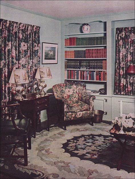 Source: Better Homes & Gardens  From the Antique Home & Style collection. 1940s Living Room, 1950s Living Room, 1940s Home Decor, 1940s Interior, 1940s Decor, Colonial Living Room, Sala Vintage, Old House Interior, 1940s Home