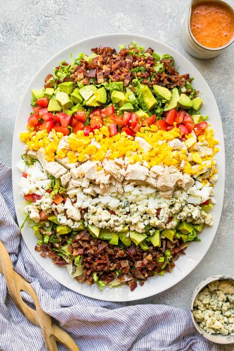 Classic Cobb Salad Recipe Healthy Cobb Salad Recipes, Classic Cobb Salad Recipe, Classic Cobb Salad, Winter Salads, Cobb Salad Recipe, Lunch Salad, Winter Salad, Perfect Lunch, Hearty Dinner