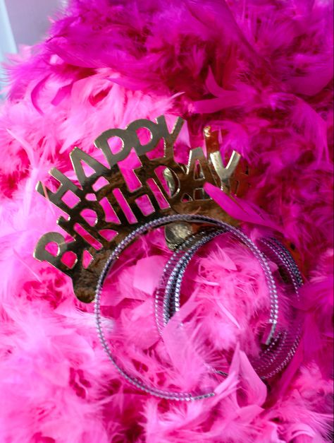 Pink boa | happy birthday crown | gold and black party decor Gilmore Girls Birthday, Gilmore Girls Party, Gilmore Girls Fashion, Birthday Crowns, Birthday Props, 32 Birthday, Girls Birthday Party Themes, Girl Bday Party, Taylor Swift Party