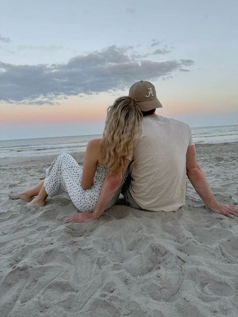 Couple Beach Pics Ideas, Beach Inspo Couple, Best Couple Photography Poses Beach, Beach Pictures Ideas Couples, Couple Picture On Beach, Couples Photos At The Beach, Couple Poses Near Beach, Cute Couple Vacation Photos, Couple Poses For Beach Pictures