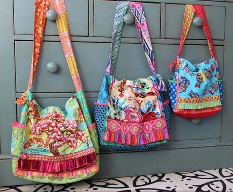 Pillowcase Crafts, Messenger Bag Patterns, Sew A Bag, Bags To Sew, Sew Bags, Purse Ideas, Bags To Make, Hippie Bags, Fabric Purses