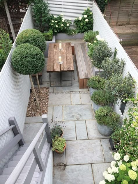 Small backyard with a lot of plants Terrace House Garden Ideas, Terraced House Garden, Garden Design London, Moderne Have, Small Garden Landscape, Contemporary Garden Design, Small Courtyard, Small Courtyard Gardens, Courtyard Gardens Design