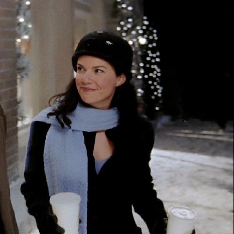 Lorelai Gilmore Style, Lorelei Gilmore, Gilmore Girls Seasons, Lauren Graham, Lorelai Gilmore, Rory Gilmore, Try Something New, Winter Aesthetic, Girl Falling