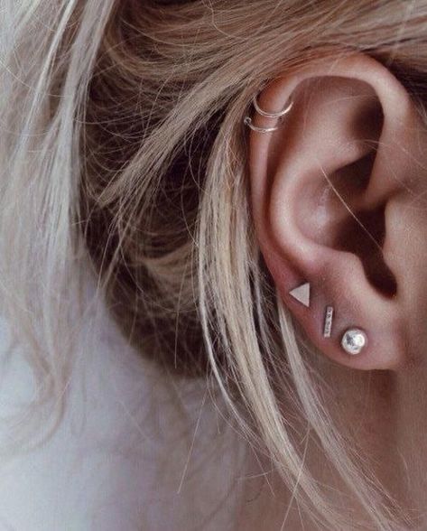 Ear Piercing Ideas Simple Classy, Multiple Lobe Piercing Ideas, Top Ear Piercing Ideas, Cartledge Piercing Ideas, Unique Ear Piercings Classy, Minimalist Ear Piercings Ideas, Ear Piercing Ideas Aesthetic, Eat Piercings, Trendy Ear Piercings