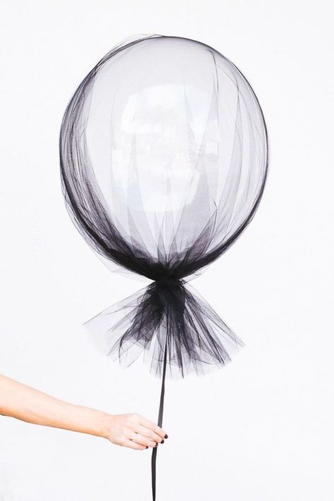 black netting and helium balloons for party decor Hallowen Ideas, Halloween Fest, Party Photography, Inspiration For Kids, Fete Halloween, White Table, Halloween Birthday, Grad Parties, Halloween Party Decor