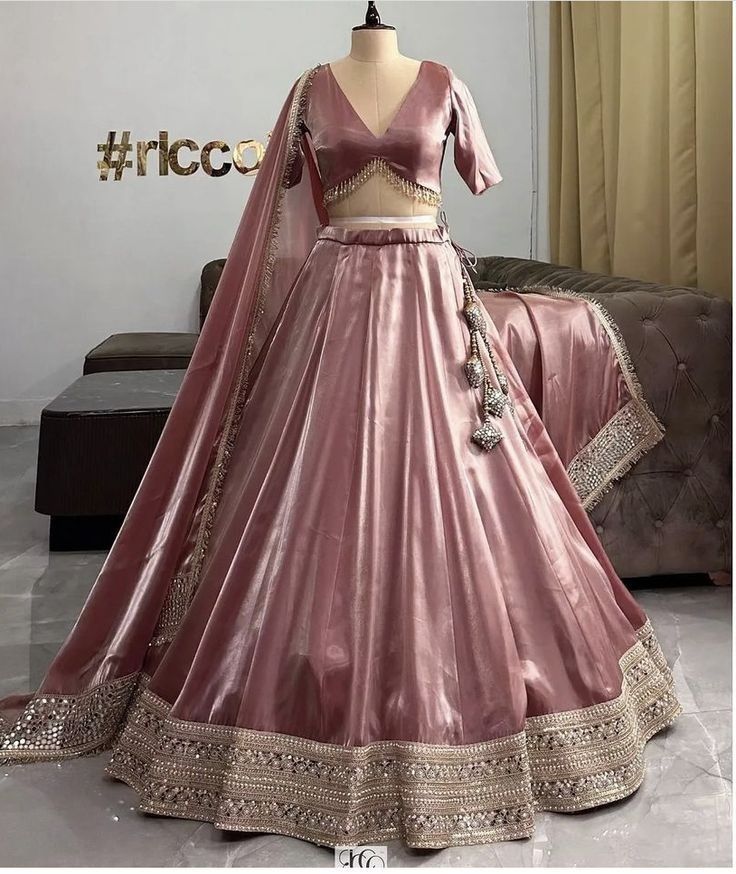 Lengha Pattern Design, Latest Lehenga Design For Wedding, Indian Shadi Dresses, Lehanga Designs For Engagement, Lehnga Designs For Women, Blouse Style For Lehenga, Lengha Choli Blouse Designs Latest, Traditional Blouse Designs For Lehenga, Lehnga Inspo Aesthetic