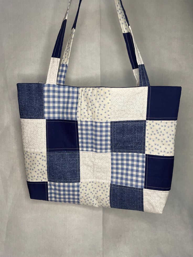 Quilted tote bag with pockets on interior Quilted Bag Patterns Free, Quilted Tote Bags Patterns, Tote Bag With Pockets, Bag With Pockets, Quilted Tote Bags, Quilted Totes, Purses And Handbags, Quilting, Tote Bag