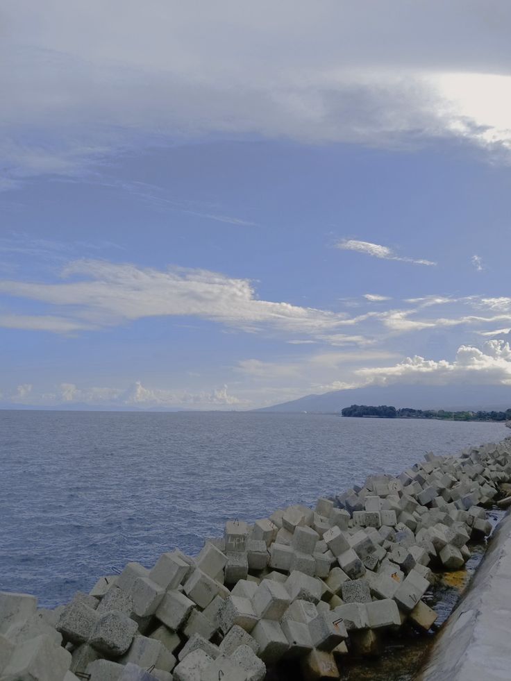 the rocks are lined up along the edge of the water