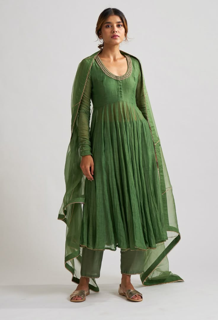 Editor's Note Chanderi Kurta Carries Grace In Its Luxurious Gheras And Myriad Kalis , Stitched Keenly Together Paired With Soft Cotton Silk Pants. The Organza Dupatta Adds A Texture Of Gossamer... Chanderi Anarkali, Silk Kurti Designs, Anarkali Dress Pattern, Salwar Designs, Casual Indian Fashion, Indian Dresses Traditional, Traditional Indian Outfits, Kurti Design, Designer Dresses Casual