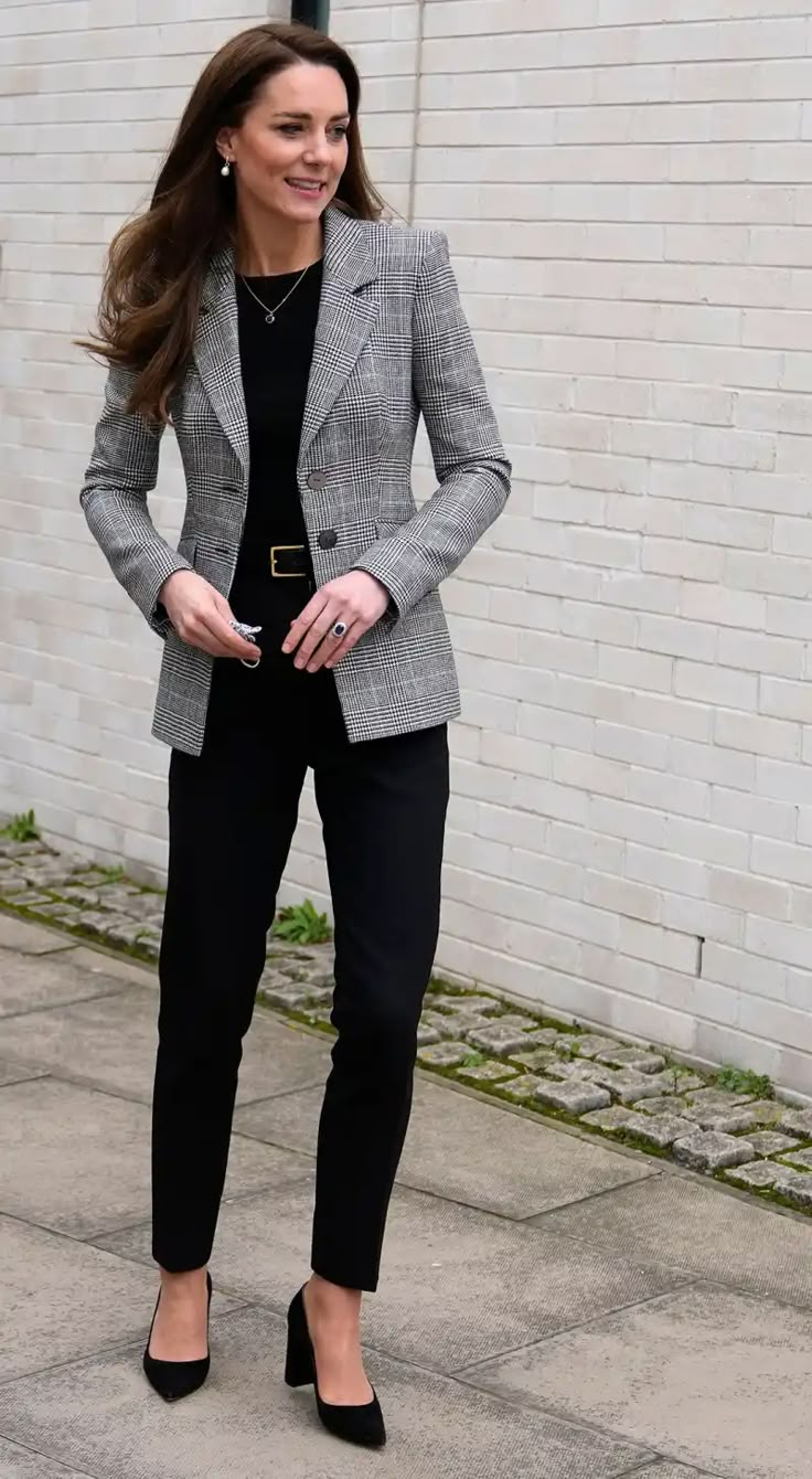 Kate Middleton Style Outfits, Looks Kate Middleton, Workwear Chic, Stylish Winter Coats, Kate Middleton Outfits, Middleton Style, Kate Middleton Style, Elegante Casual, Classy Work Outfits