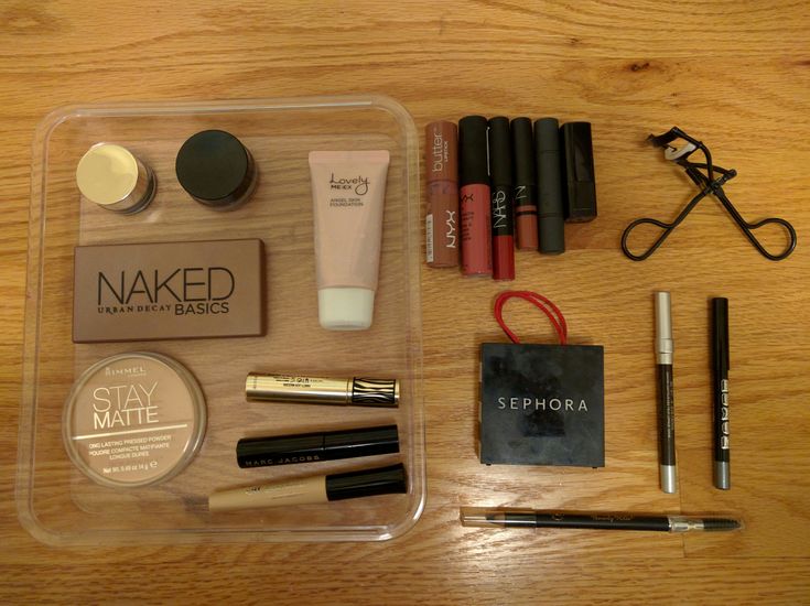 Minimal Makeup Collection, Feminine Vanity, Minimalist Makeup Collection, Minimalist Makeup Bag, Minimalistic Makeup, Simple Beauty Routine, Project Pan, Makeup Collection Storage, Minimal Beauty