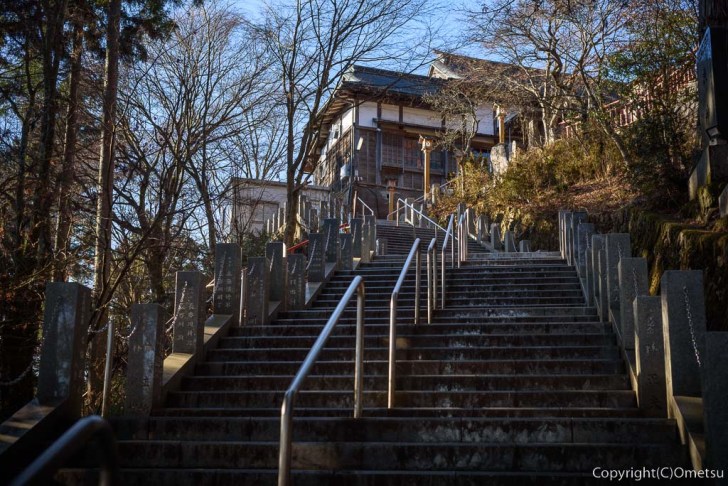 青梅市・御岳山の、武蔵御嶽神社・境内の石段