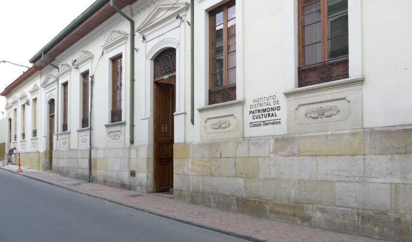 Fachada sede casas gemelas