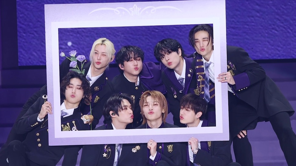 Straykids2024年の集合写真　みんな肌が白くて綺麗