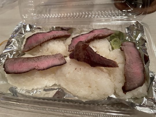 Uber Eatsで注文した「ローストビーフ寿司」がイメージ写真とまったく異なり、肉が小さくてペラペラだったという報告がSNS上で話題