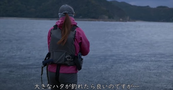 白身の天ぷらを食べたい女性がひとりで海釣りに来たら大物がヒット