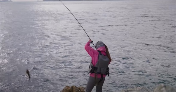 白身の天ぷらを食べたい女性がひとりで海釣りに来たら大物がヒット