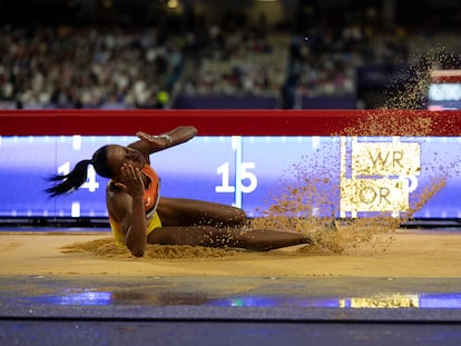 Ana Peleteiro se lamenta tras su salto en la prueba de este viernes.