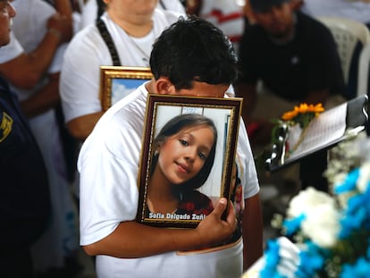 Un hombre sostiene una fotografía de la niña Sofía Delgado, durante su funeral en Candelaria, el 12 de octubre.