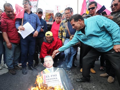 Organizaciones sociales protestan contra la eliminación al subsidio quemando una figura del presidente, el 12 de junio en Quito.