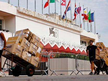 Preparativos para el festival de cine de Venecia, el pasado lunes en el Lido.