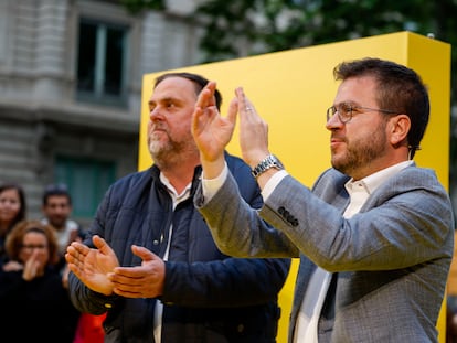 El presidente de ERC, Oriol Junqueras, y el presidente de la Generalitat, Pere Aragonès, durante el acto de inicio de campaña electoral de ERC, este jueves en Barcelona.