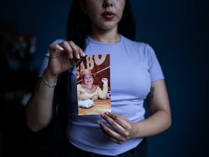 Camila Zapata, hija de María Rocío Zapata, sostiene una fotografía de su madre, víctima de feminicidio, en su casa en Bogotá, el 2 de octubre de 2024.