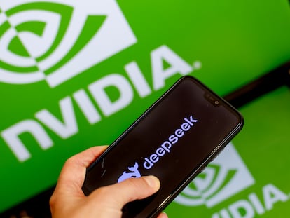 El logotipo de Nvidia visto en dos pantallas de ordenador junto al de DeepSeek en un móvil.