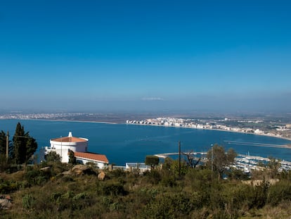 Una imagen de la bahía de Roses, a 10 de febrero de 2022, en Roses, en Girona.