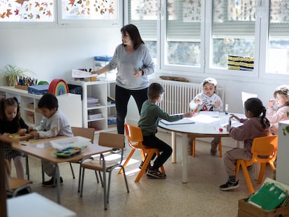 Una maestra con sus alumnos de infantil en una escuela de Manresa, en una imagen de archivo.