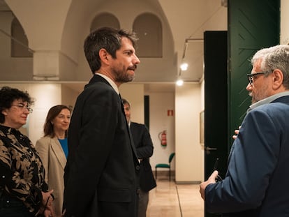 El ministro de Cultura, Ernest Urtasun (izquierda), durante una visita al Museo de América en Madrid, este lunes, en compañía del director del centro, Andrés Gutiérrez Usillos.