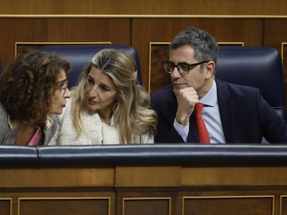 Las vicepresidentas primera y segunda del Gobierno, María Jesus Montero (izquierda) y Yolanda Díaz, respectivamente, conversan con el ministro de la Presidencia, Félix Bolaños, durante el pleno celebrado este jueves en el Congreso.