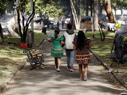 Jóvenes embera caminan en el Parque Nacional, en Bogotá (Colombia), el 6 de septiembre.