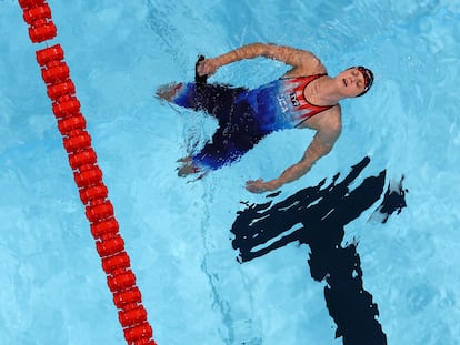 Katie Ledecky, tras ganar el oro en la piscina de La Défense.