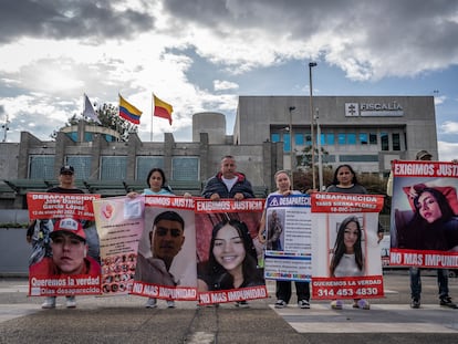 Familiares de las víctimas de Cartago hacen un plantón frente a la Fiscalía, en Bogotá, el 29 de agosto de 2024.