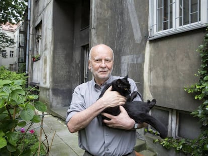 Adam Zagajewski, en su casa en Cracovia en 2017.