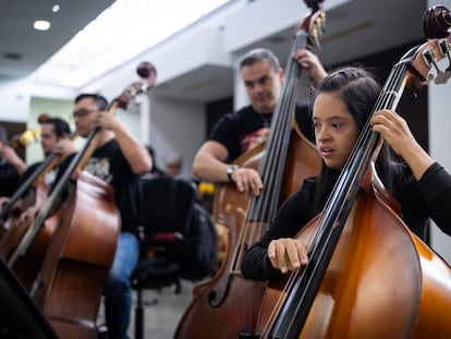 Raquel Córdoba, integrante del programa ‘Soy Músico’, durante un ensayo con la orquesta Filarmónica de Medellín, el 14 de agosto de 2024.