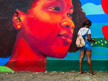 Una estudiante pinta un mural en una escuela en Quibdó, Colombia, en octubre de 2019.