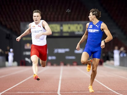 Armand Duplantis, a la derecha, cruza la línea de meta por delante de Karsten Warholm durante un sprint de 100 metros en la competencia de Atletismo de la Liga de Diamante de la IAAF, el miércoles 4 de septiembre de 2024 en Zurich, Suiza