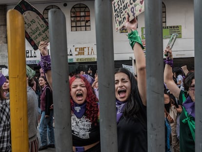 Dos mujeres gritan consignas en la protesta del 8-M en Bogotá, este año.