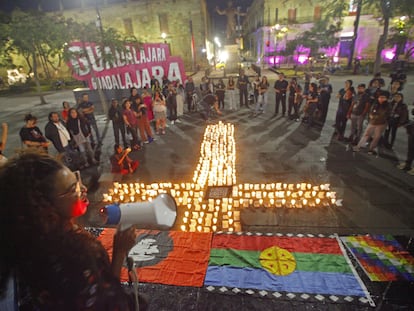 Periodistas durante una vigilia por sus colegas asesinados en México, en Guadalajara,  el pasado 19 de noviembre.