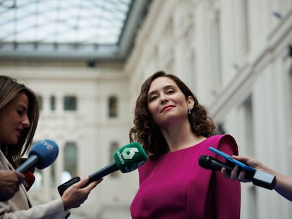 La presidenta de Madrid, Isabel Díaz Ayuso, a su llegada a la entrega de medallas de Honor y medallas de Madrid, en el Palacio de Cibeles, el 15 de mayo de 2023.