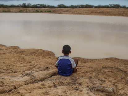 Un niño indígena Wayuu observa el desierto de La Guajira, en Manaure, Colombia.