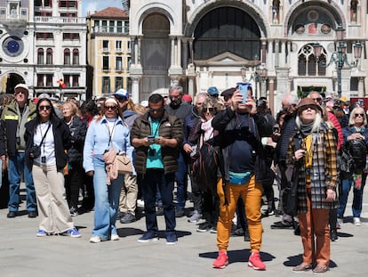 Turistas en la veneciana Plaza de San Marcos este jueves, primer día de aplicación de la tasa de acceso a la ciudad.